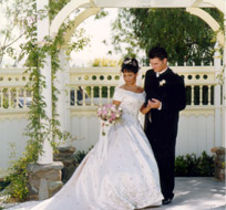 Photo of newly Married Couple at Heritage Hill.